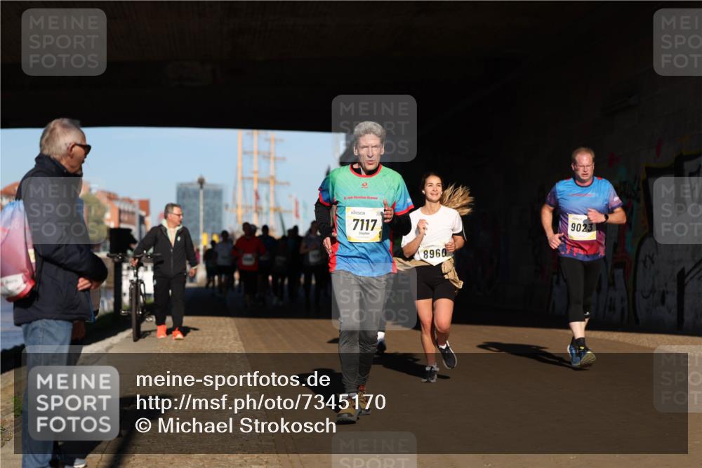 06.10.2024 - 19. swb-Marathon Bremen Michael Strokosch http://msf.ph/oto/7345170 06.10.2024 10:16:17 Laufen 9, 7117, 8960, 9023 meine-sportfotos.de