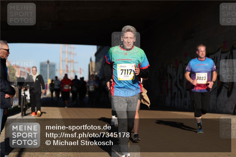 06.10.2024 - 19. swb-Marathon Bremen Michael Strokosch http://msf.ph/oto/7345178 06.10.2024 10:16:18 Laufen 16, 7117, 0023 meine-sportfotos.de