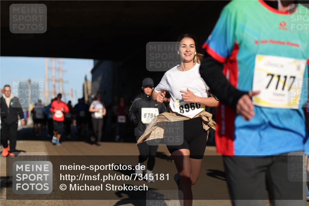 06.10.2024 - 19. swb-Marathon Bremen Michael Strokosch http://msf.ph/oto/7345181 06.10.2024 10:16:19 Laufen 8794, 8960, 7117 meine-sportfotos.de