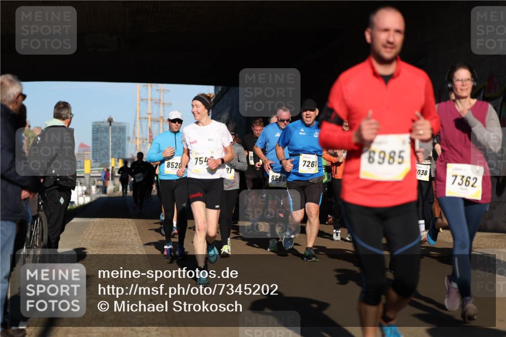 06.10.2024 - 19. swb-Marathon Bremen Michael Strokosch http://msf.ph/oto/7345202 06.10.2024 10:16:25 Laufen 8520, 754, 6985, 7261, 036, 7362, 21, 8586 meine-sportfotos.de