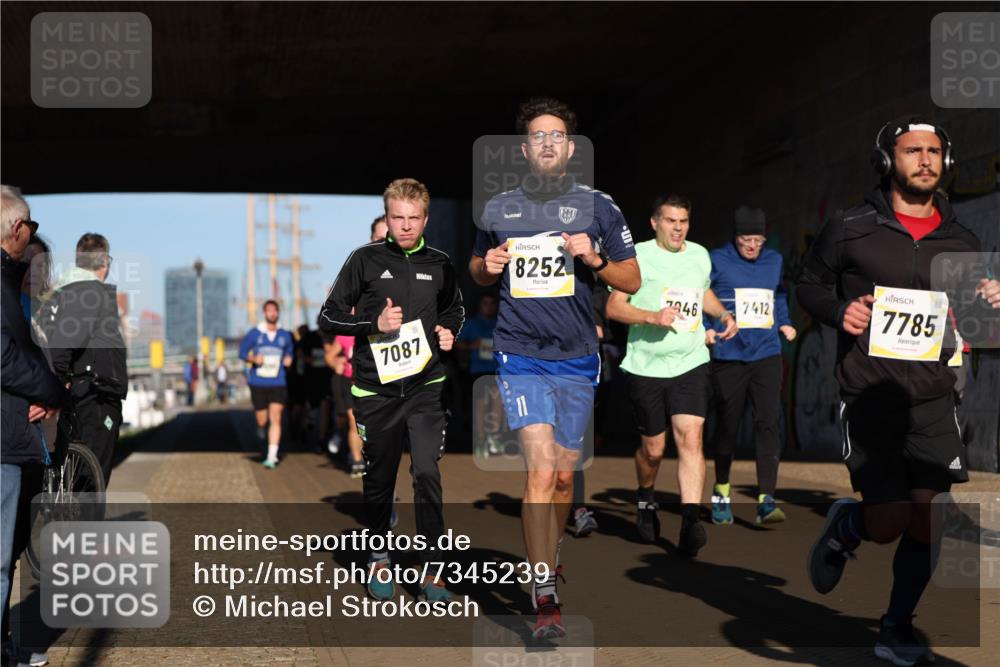 06.10.2024 - 19. swb-Marathon Bremen Michael Strokosch http://msf.ph/oto/7345239 06.10.2024 10:16:33 Laufen 7087, 8252, 11, 7946, 7412, 7785 meine-sportfotos.de