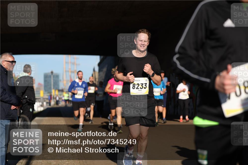 06.10.2024 - 19. swb-Marathon Bremen Michael Strokosch http://msf.ph/oto/7345249 06.10.2024 10:16:35 Laufen 8233, 7744, 08 meine-sportfotos.de