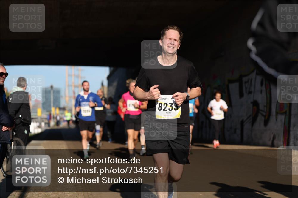 06.10.2024 - 19. swb-Marathon Bremen Michael Strokosch http://msf.ph/oto/7345251 06.10.2024 10:16:35 Laufen 8233 meine-sportfotos.de