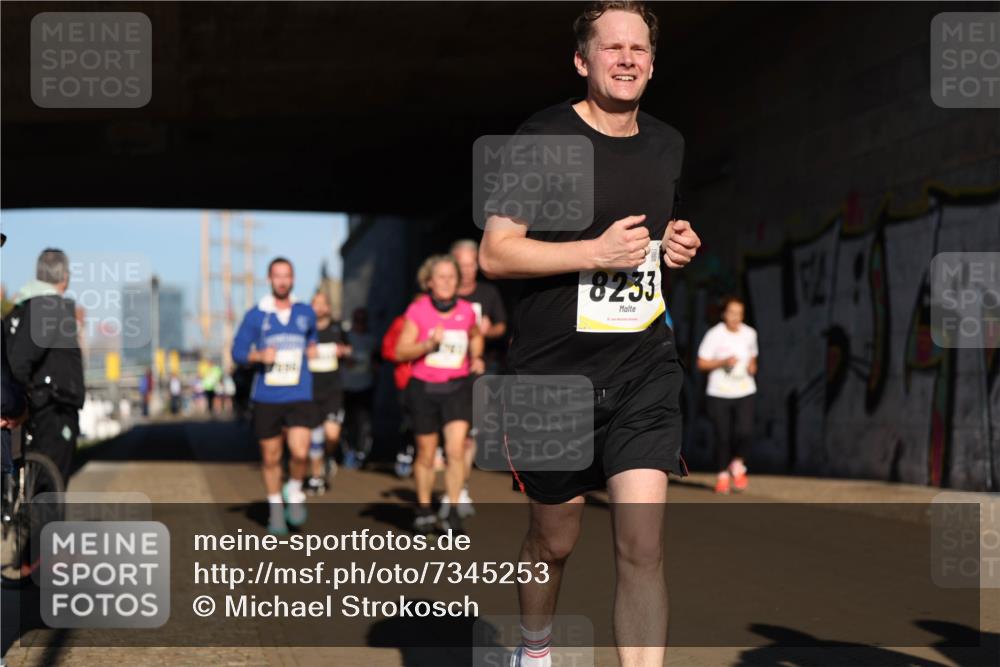 06.10.2024 - 19. swb-Marathon Bremen Michael Strokosch http://msf.ph/oto/7345253 06.10.2024 10:16:36 Laufen 8233 meine-sportfotos.de