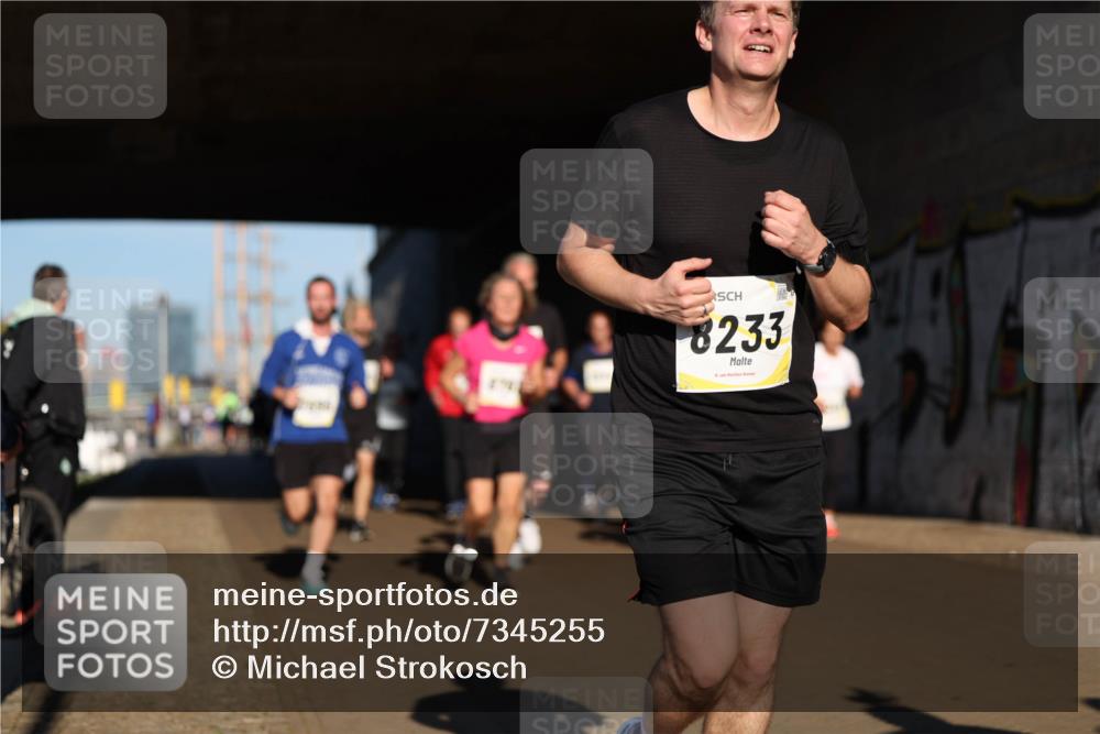 06.10.2024 - 19. swb-Marathon Bremen Michael Strokosch http://msf.ph/oto/7345255 06.10.2024 10:16:36 Laufen 8233 meine-sportfotos.de
