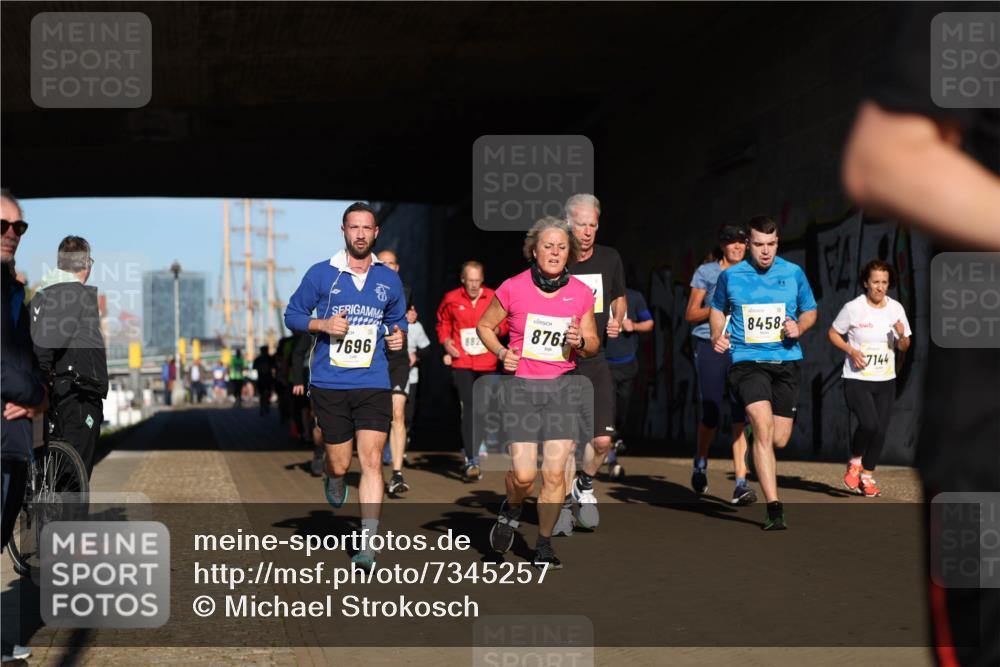 06.10.2024 - 19. swb-Marathon Bremen Michael Strokosch http://msf.ph/oto/7345257 06.10.2024 10:16:37 Laufen 7696, 882, 876, 8458, 7144 meine-sportfotos.de
