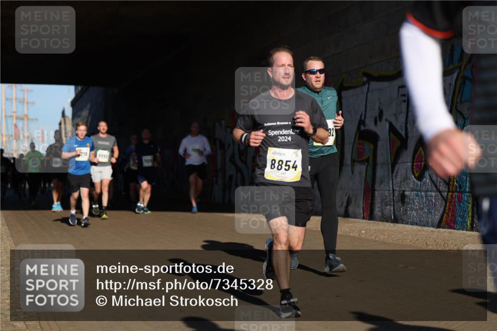 06.10.2024 - 19. swb-Marathon Bremen Michael Strokosch http://msf.ph/oto/7345328 06.10.2024 10:16:48 Laufen 7826, 2024, 8854, 92 meine-sportfotos.de