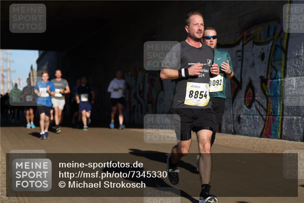 06.10.2024 - 19. swb-Marathon Bremen Michael Strokosch http://msf.ph/oto/7345330 06.10.2024 10:16:48 Laufen 024, 8854, 8092 meine-sportfotos.de