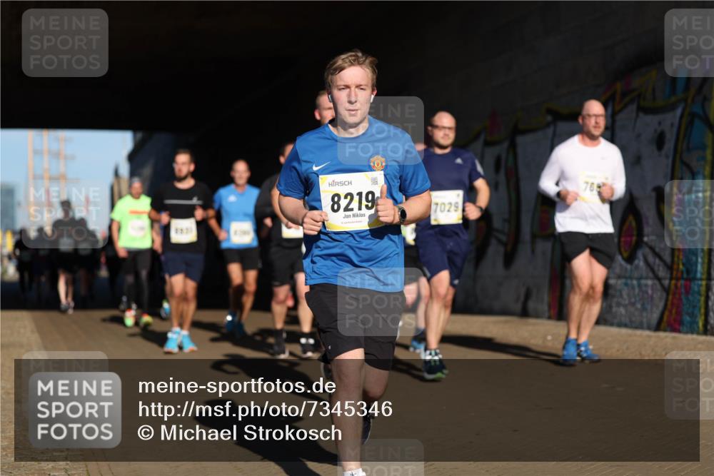 06.10.2024 - 19. swb-Marathon Bremen Michael Strokosch http://msf.ph/oto/7345346 06.10.2024 10:16:52 Laufen 2821, 8219, 7029, 768 meine-sportfotos.de
