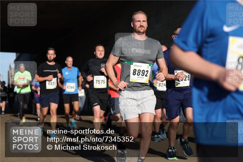 06.10.2024 - 19. swb-Marathon Bremen Michael Strokosch http://msf.ph/oto/7345352 06.10.2024 10:16:53 Laufen 8931, 8388, 7575, 8892, 29, 824 meine-sportfotos.de