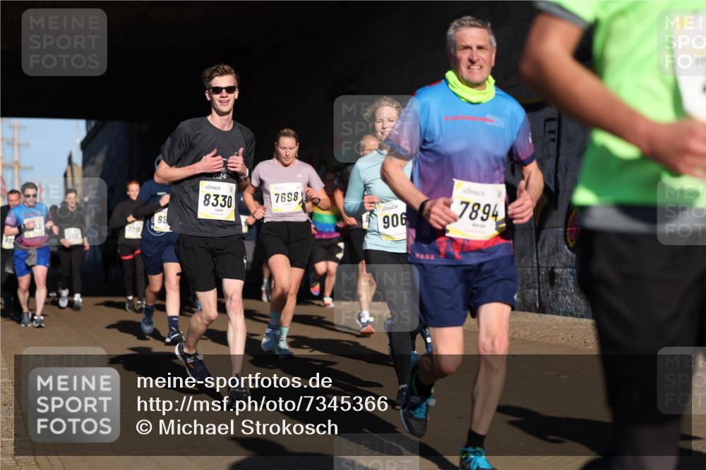 06.10.2024 - 19. swb-Marathon Bremen Michael Strokosch http://msf.ph/oto/7345366 06.10.2024 10:16:57 Laufen 88, 2024, 8330, 7698, 906, 7894 meine-sportfotos.de