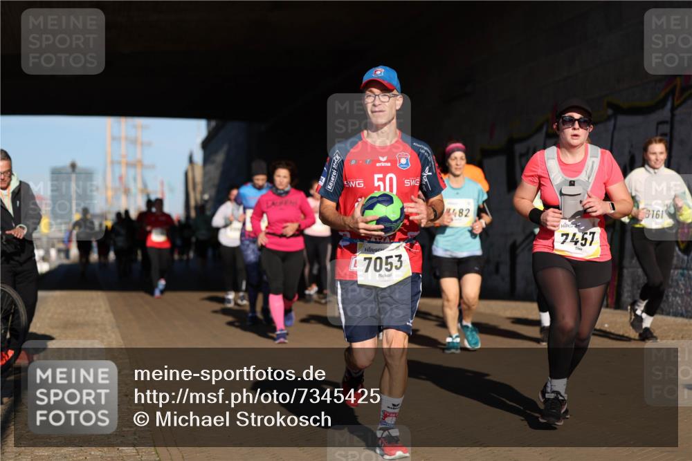 06.10.2024 - 19. swb-Marathon Bremen Michael Strokosch http://msf.ph/oto/7345425 06.10.2024 10:17:10 Laufen 50, 7053, 482, 7457, 6161 meine-sportfotos.de