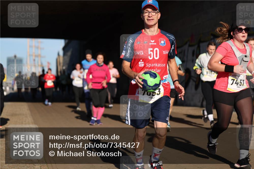 06.10.2024 - 19. swb-Marathon Bremen Michael Strokosch http://msf.ph/oto/7345427 06.10.2024 10:17:10 Laufen 50, 47053, 8162, 7457 meine-sportfotos.de