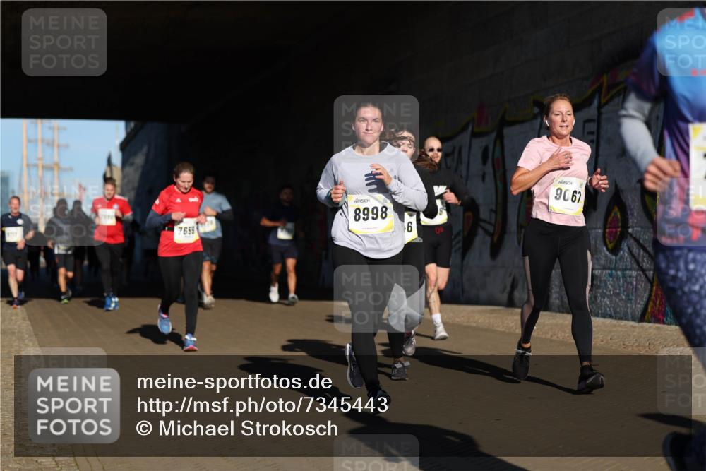 06.10.2024 - 19. swb-Marathon Bremen Michael Strokosch http://msf.ph/oto/7345443 06.10.2024 10:17:14 Laufen 7659, 8998, 6, 6, 80, 9067 meine-sportfotos.de