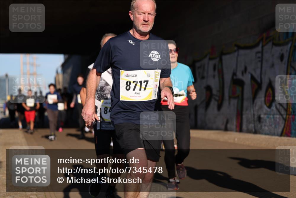 06.10.2024 - 19. swb-Marathon Bremen Michael Strokosch http://msf.ph/oto/7345478 06.10.2024 10:17:21 Laufen 84, 8717, 8717 meine-sportfotos.de