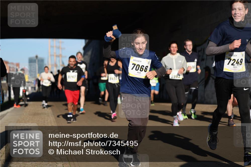 06.10.2024 - 19. swb-Marathon Bremen Michael Strokosch http://msf.ph/oto/7345495 06.10.2024 10:17:24 Laufen 8267, 8433, 7066, 8982, 16, 7249 meine-sportfotos.de