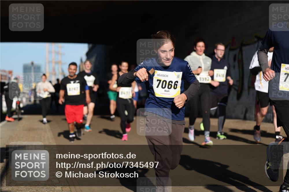 06.10.2024 - 19. swb-Marathon Bremen Michael Strokosch http://msf.ph/oto/7345497 06.10.2024 10:17:24 Laufen 8747, 7066, 7 meine-sportfotos.de