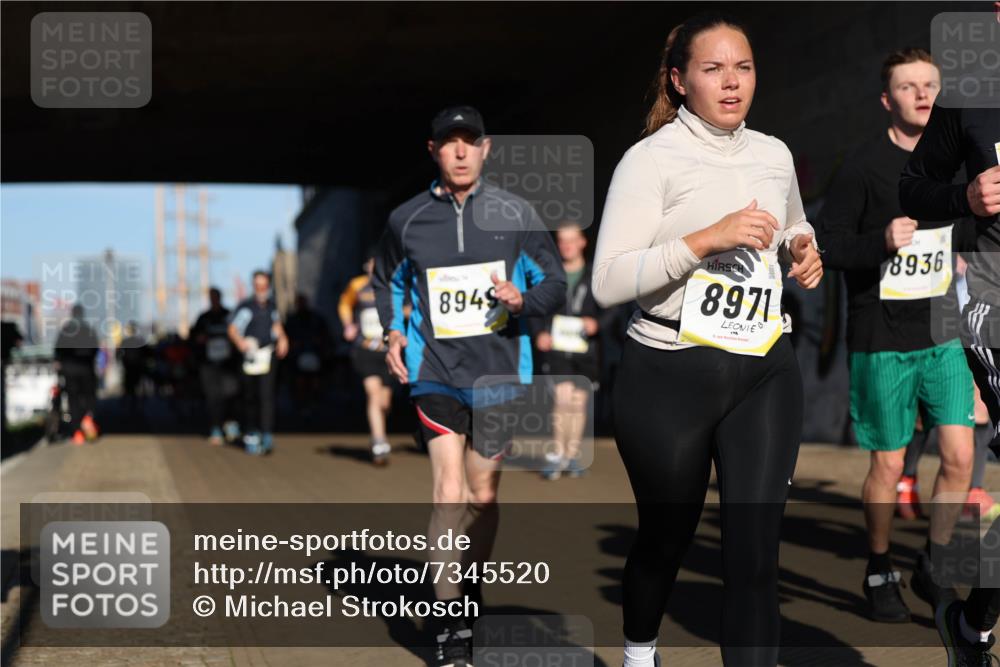 06.10.2024 - 19. swb-Marathon Bremen Michael Strokosch http://msf.ph/oto/7345520 06.10.2024 10:17:29 Laufen 8949, 8971, 8936 meine-sportfotos.de