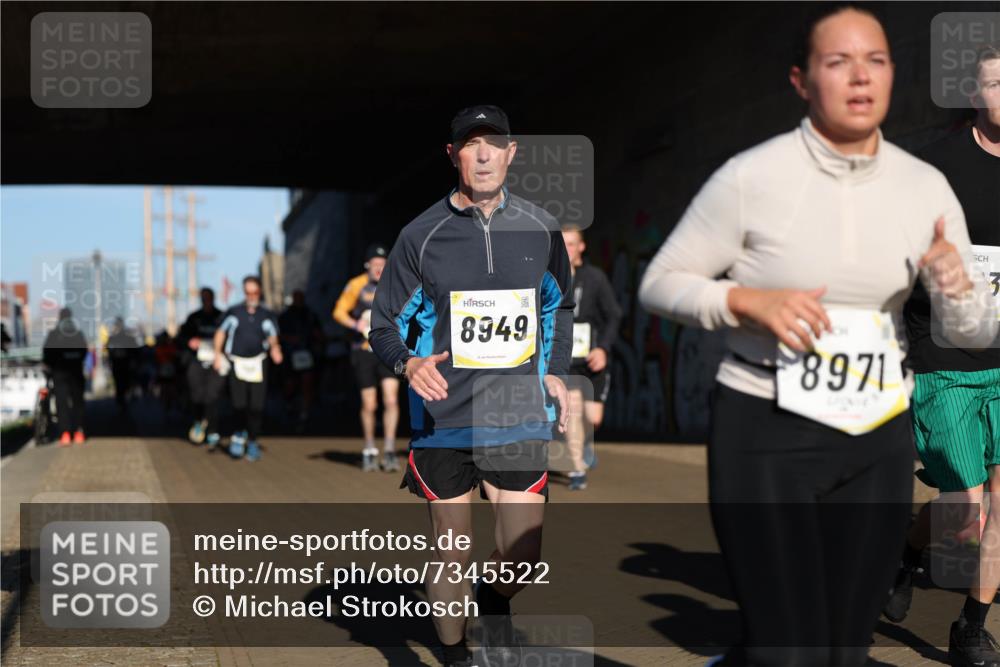 06.10.2024 - 19. swb-Marathon Bremen Michael Strokosch http://msf.ph/oto/7345522 06.10.2024 10:17:29 Laufen 8949, 8971, 3 meine-sportfotos.de