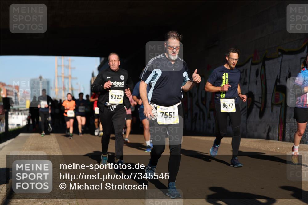 06.10.2024 - 19. swb-Marathon Bremen Michael Strokosch http://msf.ph/oto/7345546 06.10.2024 10:17:34 Laufen 8322, 7551, 7, 8677 meine-sportfotos.de