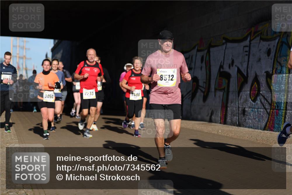 06.10.2024 - 19. swb-Marathon Bremen Michael Strokosch http://msf.ph/oto/7345562 06.10.2024 10:17:38 Laufen 9050, 7233, 7486, 8512 meine-sportfotos.de