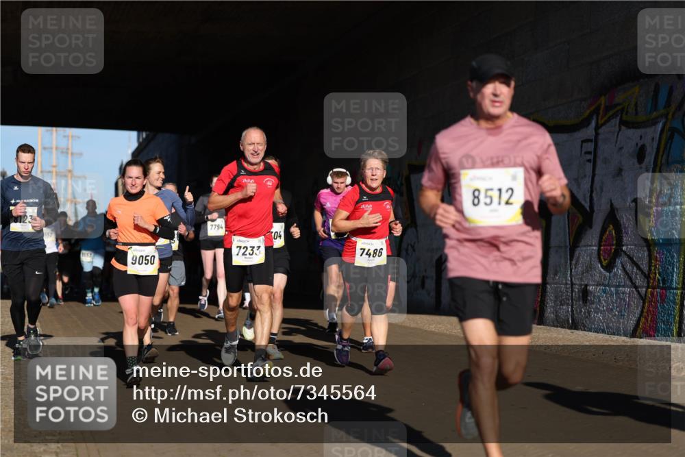 06.10.2024 - 19. swb-Marathon Bremen Michael Strokosch http://msf.ph/oto/7345564 06.10.2024 10:17:39 Laufen 552, 1553, 9050, 7794, 7233, 04, 7486, 8512 meine-sportfotos.de
