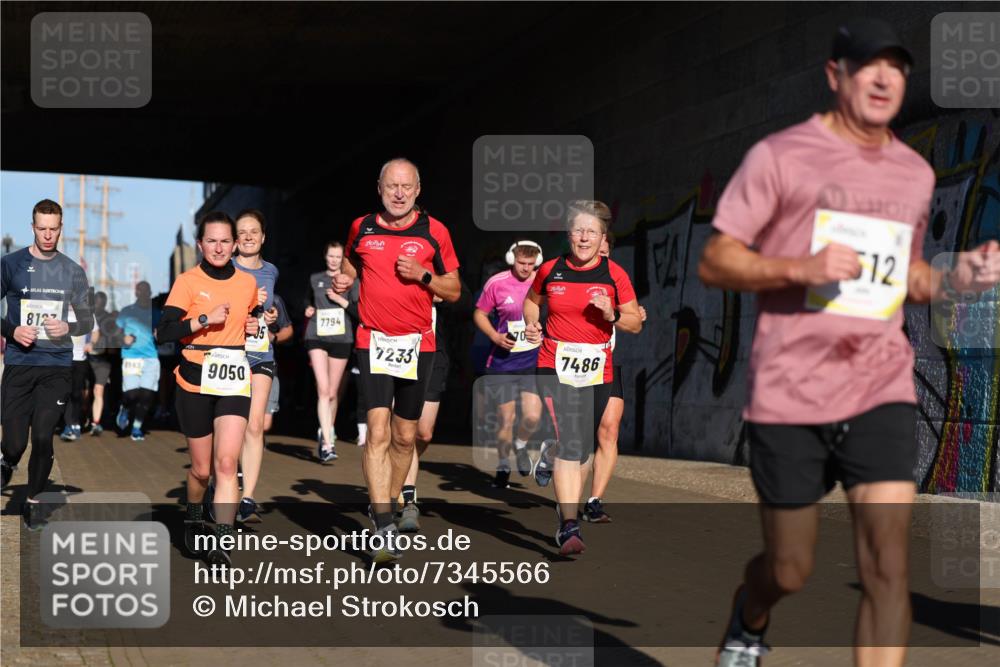 06.10.2024 - 19. swb-Marathon Bremen Michael Strokosch http://msf.ph/oto/7345566 06.10.2024 10:17:39 Laufen 812, 1553, 9050, 7794, 7233, 7486, 512 meine-sportfotos.de