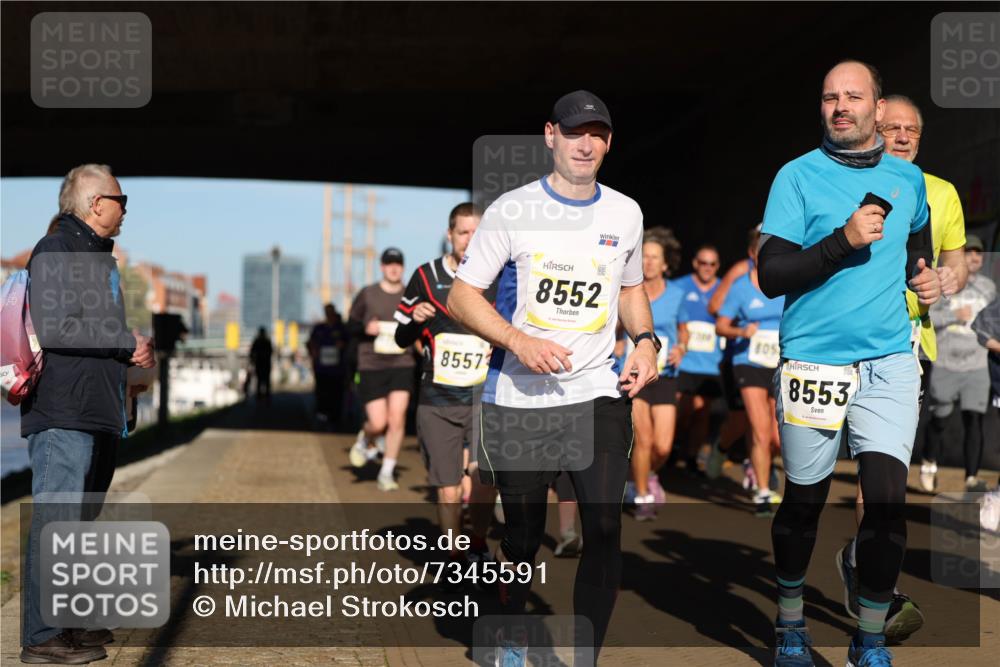 06.10.2024 - 19. swb-Marathon Bremen Michael Strokosch http://msf.ph/oto/7345591 06.10.2024 10:17:45 Laufen 8557, 8552, 8057, 8553 meine-sportfotos.de