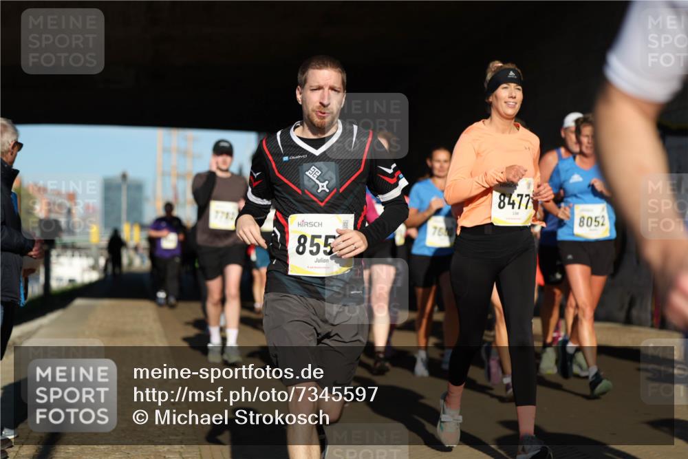 06.10.2024 - 19. swb-Marathon Bremen Michael Strokosch http://msf.ph/oto/7345597 06.10.2024 10:17:46 Laufen 7742, 76, 855, 8477, 8052 meine-sportfotos.de