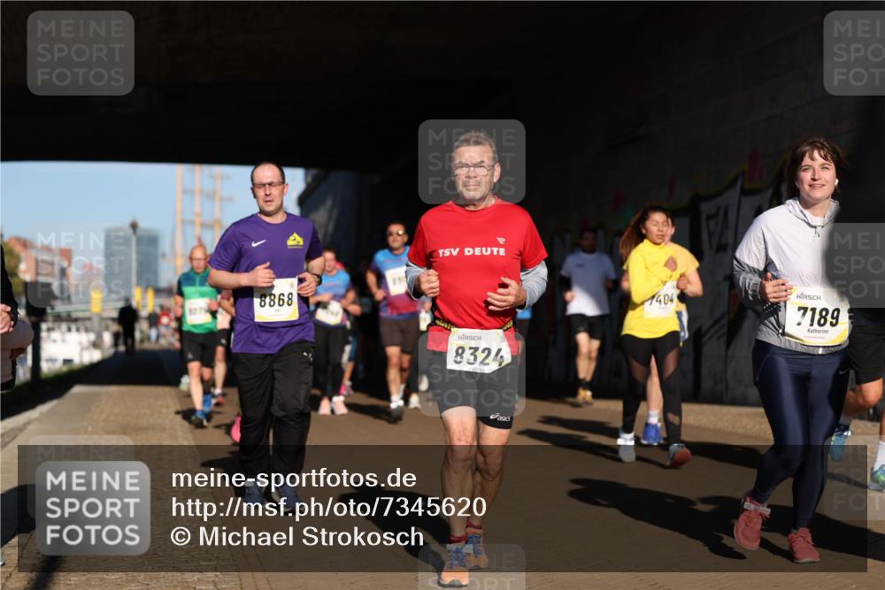 06.10.2024 - 19. swb-Marathon Bremen Michael Strokosch http://msf.ph/oto/7345620 06.10.2024 10:17:51 Laufen 07, 8868, 8324, 1404, 7189 meine-sportfotos.de