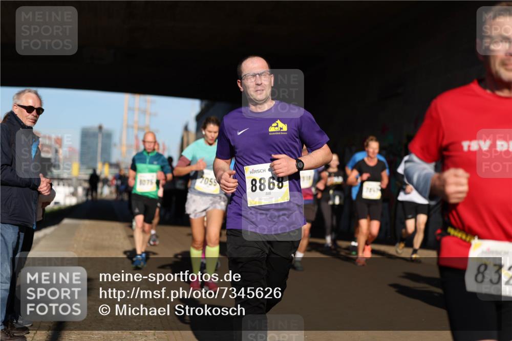06.10.2024 - 19. swb-Marathon Bremen Michael Strokosch http://msf.ph/oto/7345626 06.10.2024 10:17:52 Laufen 3075, 7055, 8868, 832 meine-sportfotos.de