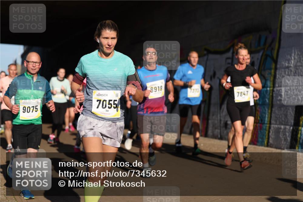 06.10.2024 - 19. swb-Marathon Bremen Michael Strokosch http://msf.ph/oto/7345632 06.10.2024 10:17:54 Laufen 9075, 7055, 8918, 7847 meine-sportfotos.de
