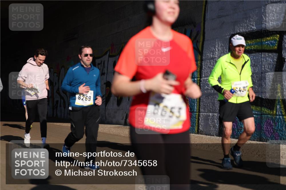06.10.2024 - 19. swb-Marathon Bremen Michael Strokosch http://msf.ph/oto/7345658 06.10.2024 10:17:59 Laufen 8269, 8653, 843 meine-sportfotos.de
