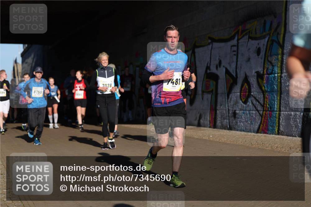 06.10.2024 - 19. swb-Marathon Bremen Michael Strokosch http://msf.ph/oto/7345690 06.10.2024 10:18:06 Laufen 584, 8759, 9024, 7028, 1481 meine-sportfotos.de
