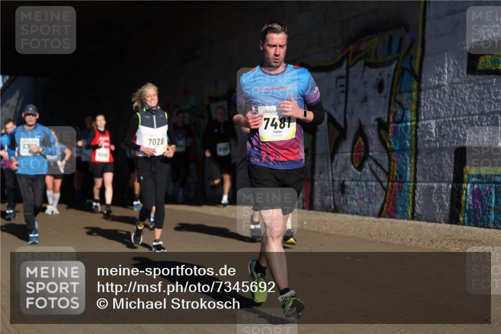 06.10.2024 - 19. swb-Marathon Bremen Michael Strokosch http://msf.ph/oto/7345692 06.10.2024 10:18:07 Laufen 87, 7028, 2024, 7481 meine-sportfotos.de