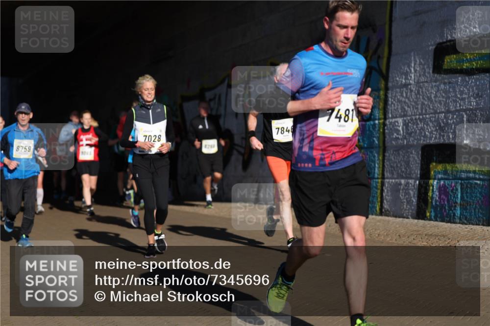 06.10.2024 - 19. swb-Marathon Bremen Michael Strokosch http://msf.ph/oto/7345696 06.10.2024 10:18:07 Laufen 7028, 8240, 8759, 7846, 7481 meine-sportfotos.de