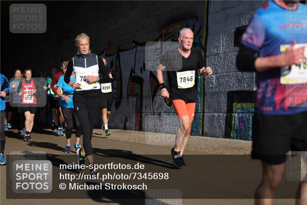 06.10.2024 - 19. swb-Marathon Bremen Michael Strokosch http://msf.ph/oto/7345698 06.10.2024 10:18:08 Laufen 7425, 9086, 70, 8268, 7846 meine-sportfotos.de