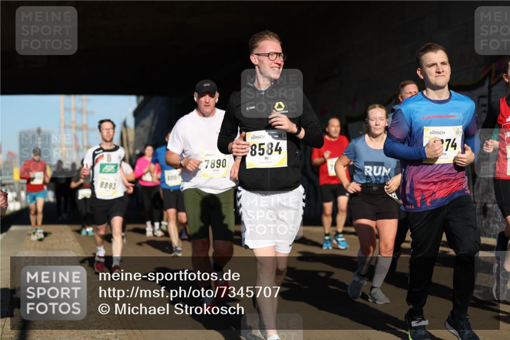 06.10.2024 - 19. swb-Marathon Bremen Michael Strokosch http://msf.ph/oto/7345707 06.10.2024 10:18:11 Laufen 8883, 8007, 7890, 8584, 19, 24, 274 meine-sportfotos.de