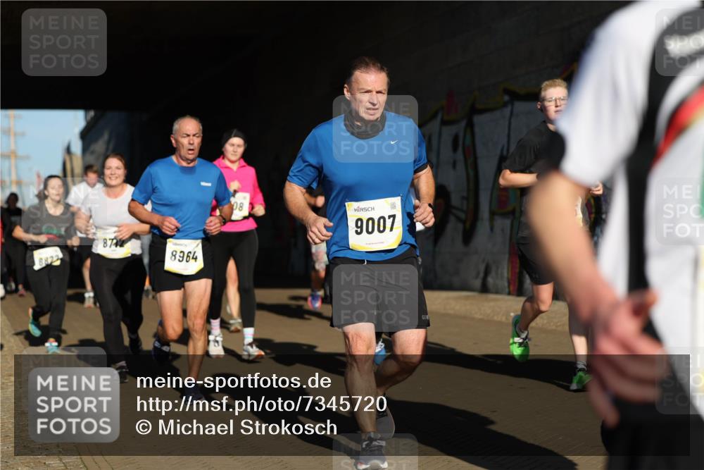 06.10.2024 - 19. swb-Marathon Bremen Michael Strokosch http://msf.ph/oto/7345720 06.10.2024 10:18:14 Laufen 8822, 87, 8964, 08, 9007 meine-sportfotos.de