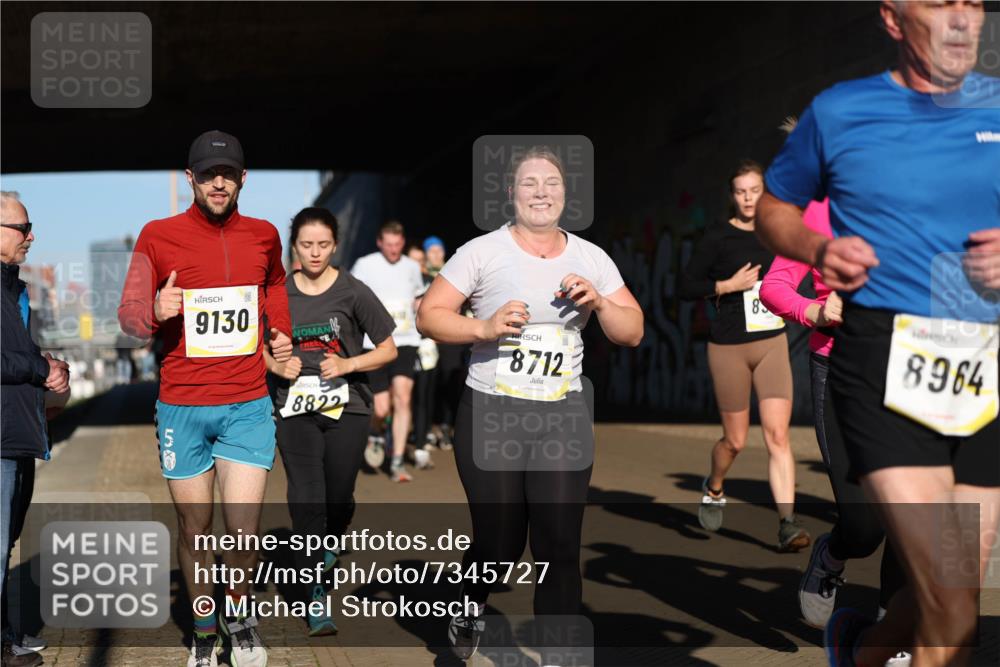 06.10.2024 - 19. swb-Marathon Bremen Michael Strokosch http://msf.ph/oto/7345727 06.10.2024 10:18:15 Laufen 9130, 8822, 8712, 83, 8964 meine-sportfotos.de