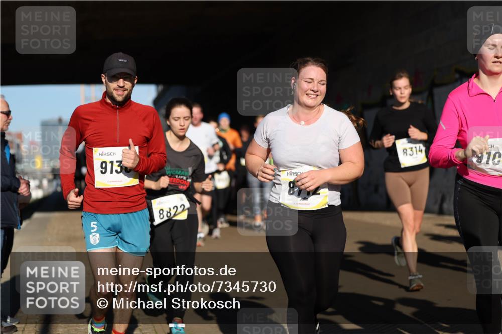 06.10.2024 - 19. swb-Marathon Bremen Michael Strokosch http://msf.ph/oto/7345730 06.10.2024 10:18:16 Laufen 913, 8822, 8314, 10 meine-sportfotos.de