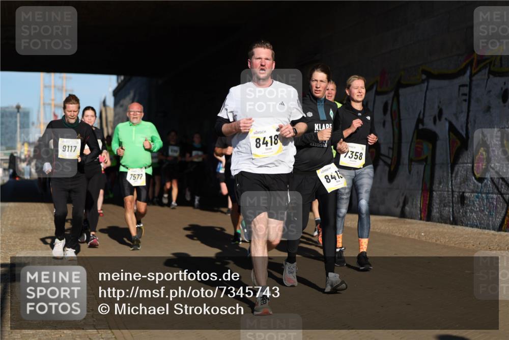 06.10.2024 - 19. swb-Marathon Bremen Michael Strokosch http://msf.ph/oto/7345743 06.10.2024 10:18:18 Laufen 9117, 7577, 8418, 1358, 8413 meine-sportfotos.de