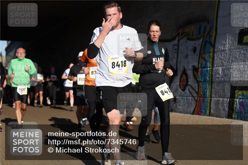 06.10.2024 - 19. swb-Marathon Bremen Michael Strokosch http://msf.ph/oto/7345746 06.10.2024 10:18:18 Laufen 7577, 866, 87, 8418, 841 meine-sportfotos.de