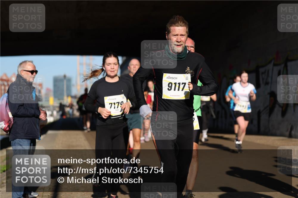 06.10.2024 - 19. swb-Marathon Bremen Michael Strokosch http://msf.ph/oto/7345754 06.10.2024 10:18:20 Laufen 7179, 9117 meine-sportfotos.de