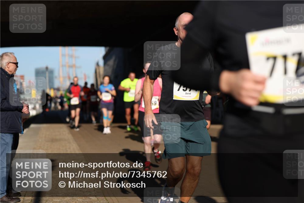 06.10.2024 - 19. swb-Marathon Bremen Michael Strokosch http://msf.ph/oto/7345762 06.10.2024 10:18:22 Laufen 59, 757, 712 meine-sportfotos.de