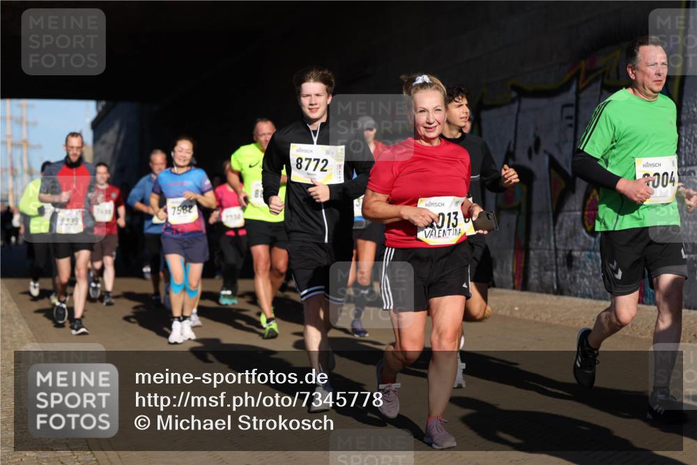 06.10.2024 - 19. swb-Marathon Bremen Michael Strokosch http://msf.ph/oto/7345778 06.10.2024 10:18:25 Laufen 8339, 7582, 7534, 8772, 013, 004 meine-sportfotos.de