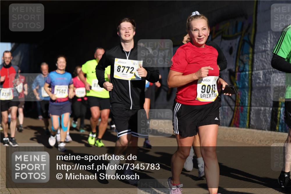 06.10.2024 - 19. swb-Marathon Bremen Michael Strokosch http://msf.ph/oto/7345783 06.10.2024 10:18:25 Laufen 8339, 7502, 8772, 9013 meine-sportfotos.de