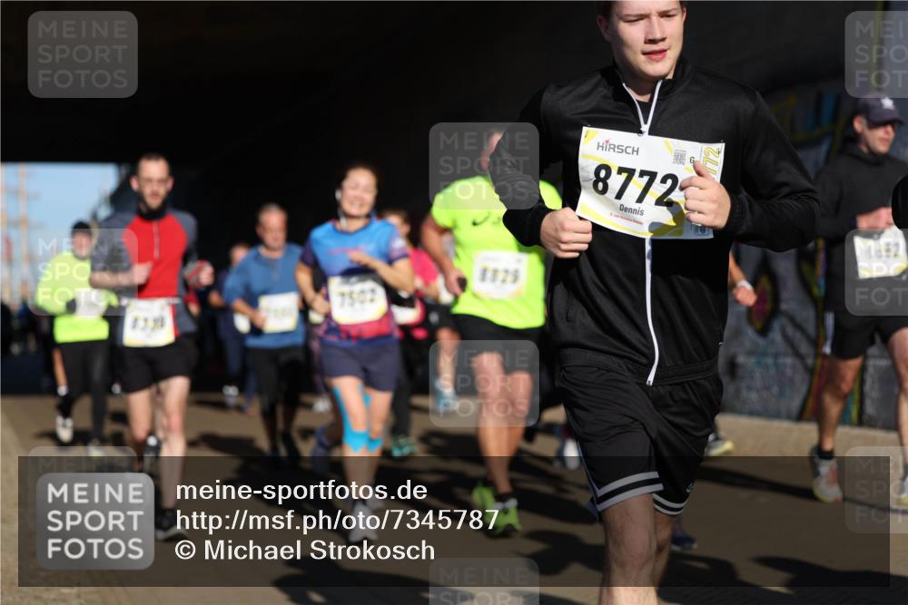06.10.2024 - 19. swb-Marathon Bremen Michael Strokosch http://msf.ph/oto/7345787 06.10.2024 10:18:26 Laufen 4338, 7502, 8829, 8772, 8882 meine-sportfotos.de