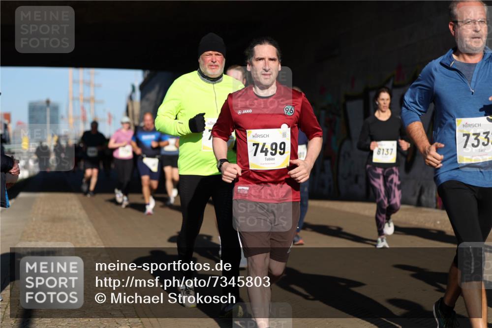 06.10.2024 - 19. swb-Marathon Bremen Michael Strokosch http://msf.ph/oto/7345803 06.10.2024 10:18:29 Laufen 96, 7499, 8137, 733 meine-sportfotos.de