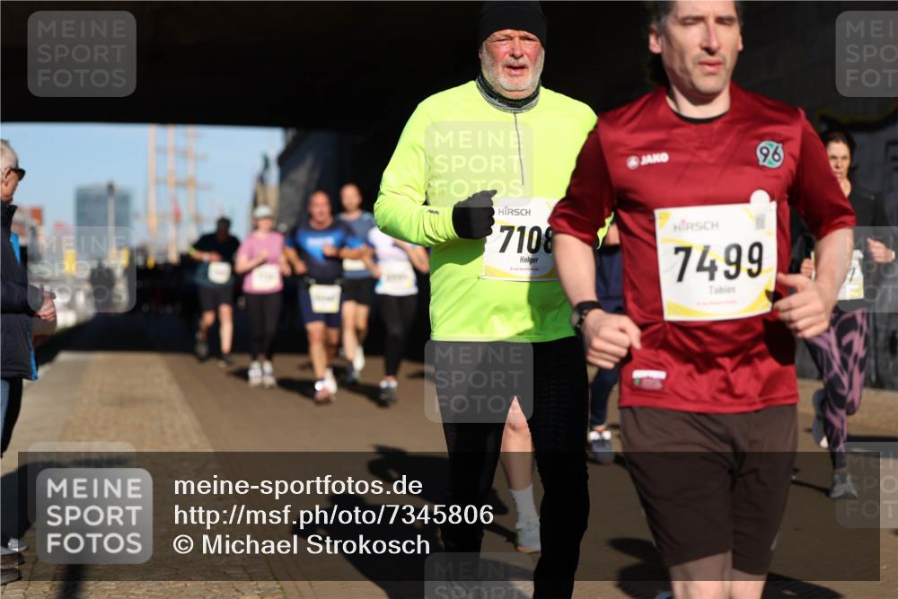 06.10.2024 - 19. swb-Marathon Bremen Michael Strokosch http://msf.ph/oto/7345806 06.10.2024 10:18:29 Laufen 7108, 96, 7499 meine-sportfotos.de